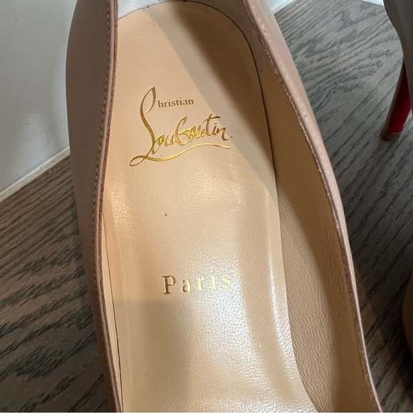 NWOB Christian Louboutin Apostrophy Pointy Toe Pump in Beige, Size 39 / 9 - Picture 4 of 8